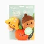 Hond speelt met een interactieve knuffel met verborgen speeltjes.