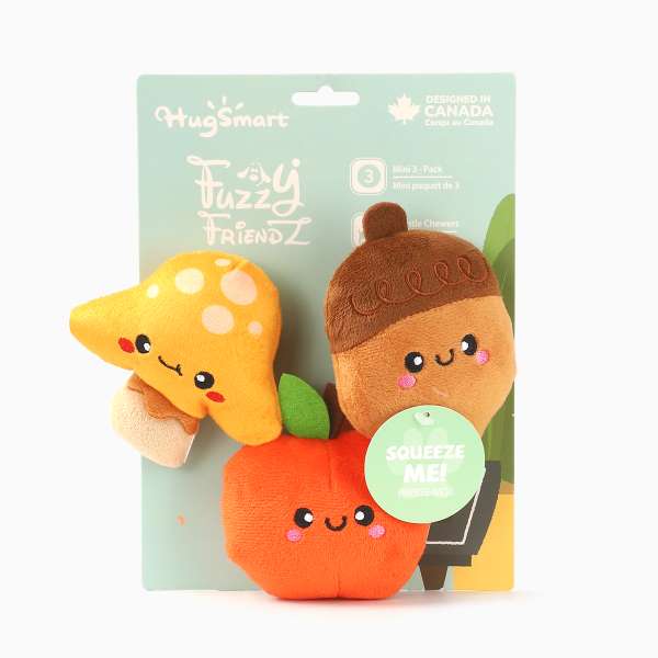 Hond speelt met een interactieve knuffel met verborgen speeltjes.